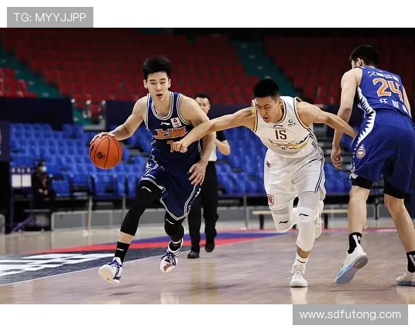 广州篮球队在杯赛中的灵活性表现分析与战术探讨