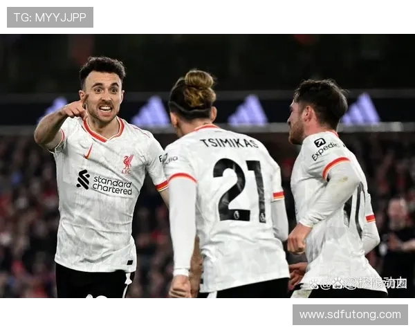 曼城与利物浦激战正酣比分悬念迭起引发球迷热议 曼城与利物浦激战正酣比分悬念迭起引发球迷热议