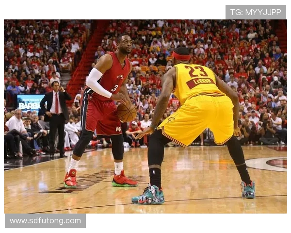 詹姆斯热火对决湖人圣诞大战回顾与精彩瞬间分析 詹姆斯热火对决湖人圣诞大战回顾与精彩瞬间分析