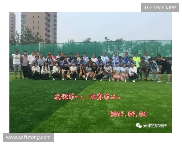 重庆足球队展现出色团队协作精神助力联赛表现分析与点评